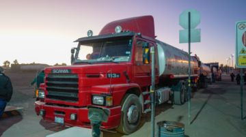 Hallan sin vida a dos hombres dentro del tanque de un camión cisterna