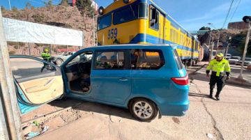 Tren de carga impacta contra un taxi en vía férrea