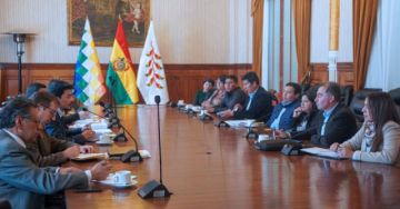 Articulan agenda para la protección de bolivianos en el exterior