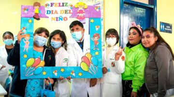 Los profesionales visitaron a los pacientes pediátricos.