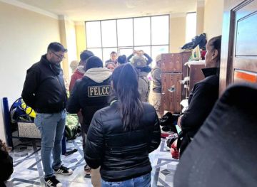 Perito investiga contenido de celular de adolescente