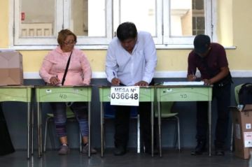 Perú amplía una hora más la jornada electoral por el retraso para abrir los centros de votación