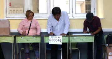 Retrasos para abrir grandes centros de votación en Perú por la falta de material electoral