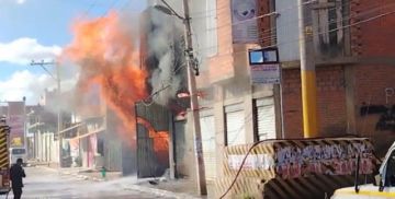 Sucre: Incendio en calle Villa Armonía se magnifica y equipos de emergencia se movilizan 