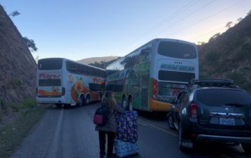 Transporte Libre de Cochabamba bloquea ruta al occidente por conflicto sectorial
