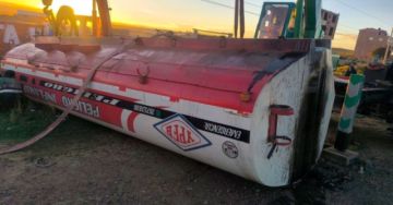 Cisterna con combustible vuelca en la carretera La Paz-Oruro y activan operativo de seguridad