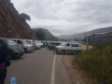 Transportistas reinstalan bloqueo en carretera que une Cochabamba con el occidente del país