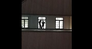 Niños de centro de acogida piden ayuda desde las ventanas