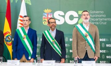 Camacho pone en marcha la transición en el departamento de Santa Cruz