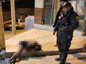 Hallan a joven semidesnudo y con signos de violencia en vía pública