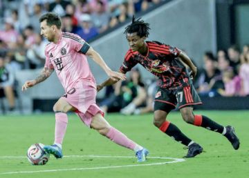 Doblete de Messi para  el primer triunfo de Hoyos