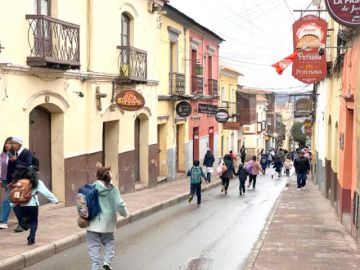 Ante el frío, instruyen permitir a alumnos el uso de ropa abrigada 
