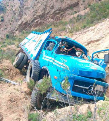 Reportan un muerto tras  el despeño de un camión