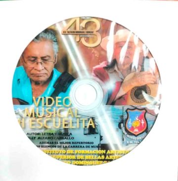 Le entregaron una copia de la producción audiovisual.