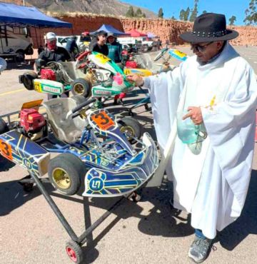 El párroco bendice los kartings.