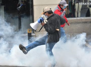 Se enfrentan policías y maestros movilizados en el centro de La Paz