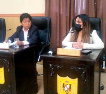 Mayra Churata retorna al Concejo y desata polémica