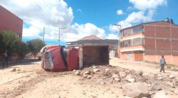 Una volqueta sin frenos  bajó casi un kilómetro  generando destrozos 