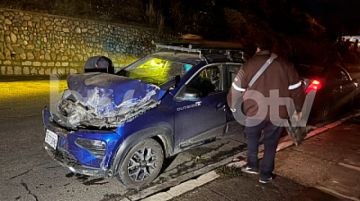 Cae roca de gran magnitud sobre un vehículo en una avenida de La Paz