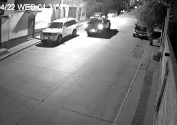 Imágenes de cámara captan choque a dos vehículos en zona baja
