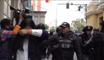 Violencia policial carga contra periodistas que cubrían una protesta de maestros