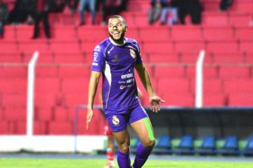 El delantero de Real Potosí, Jefferson Rivas, celebra su gol.
