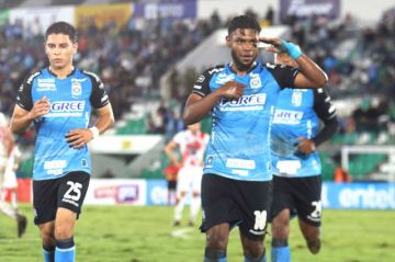 Los locales celebran uno de los goles. 