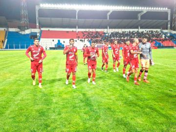 Los jugadores de Guabirá abandonan el campo de juego.