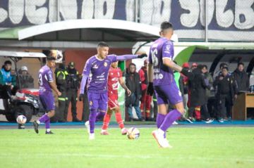 El jugador de Real Potosí, Jairo Tomas, pasa el balón.