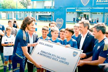 Gesto enorme de Cavani