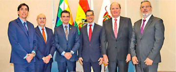 Paz habla de inversión con personeros de Coca-Cola