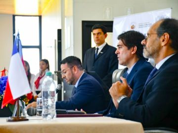 Bolivia y Chile firman acuerdo de servicios aéreos después de 33 años