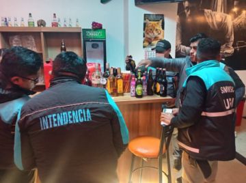 La Paz: Intendencia cierran locales clandestinos  