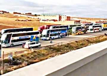Levantan bloqueos tras la llegada de diésel en La Paz