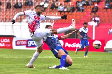 Tommy Tobar (i) trata de pasar la marca de su rival.