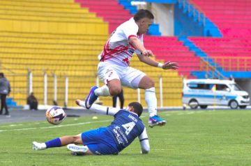 La defensa orureña corta uno de los ataques de los locales.