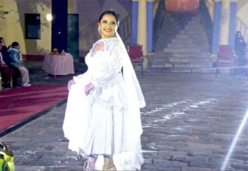 No faltó el traje de novia de la Chola Potosina.
