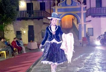El traje de Chola Potosina abrió el desfile.