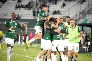 Los jugadores de Oriente Petrolero festejan el triunfo.