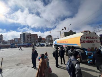Transporte pesado protesta con bloqueo con demandas sobre el combustible
