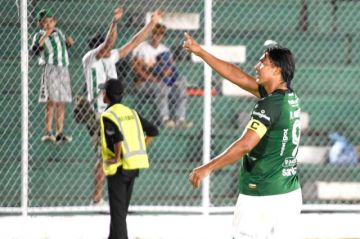 El jugador Marcelo Martins celebra su gol.