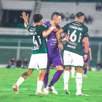Juan Pablo Rioja, de Real, ante dos defensas.