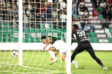 Marcelo Martins anota el primer gol para Oriente Petrolero.