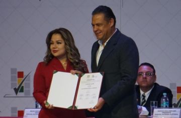 Luis Revilla es acreditado como nuevo gobernador de La Paz