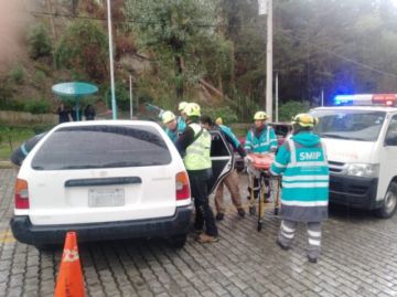 Choque de una camioneta con un taxi deja seis heridos en La Paz