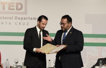JP Velasco recibe su credencial y advierte una situación “tétrica” en la Gobernación cruceña