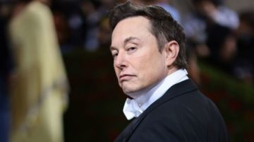 Elon Musk, el hombre más rico del mundo, dice que fue «un tonto» al financiar a OpenAI