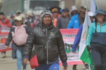 Movilizaciones de choferes, maestros y salubristas colapsan el centro de La Paz