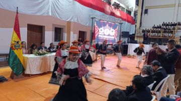 La clase dirigente del Pichincha restituye el estandarte de su centro de estudios