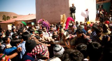 Macha vive la Fiesta de la Cruz con el ritual del Tinku